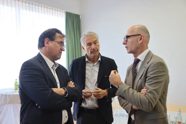 LR Willibald Ehrenhöfer im Gespräch mit den Bürgermeistern Johann Winkelmaier (Fehring) und Anton Edler (Straden, v.r.) | Foto: MeinBezirk/Herwig Brucker