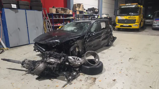 Der Fahrer verlor die Kontrolle über den Pkw. Er kam auf dem Dach zum Liegen. | Foto: Fotokerschi