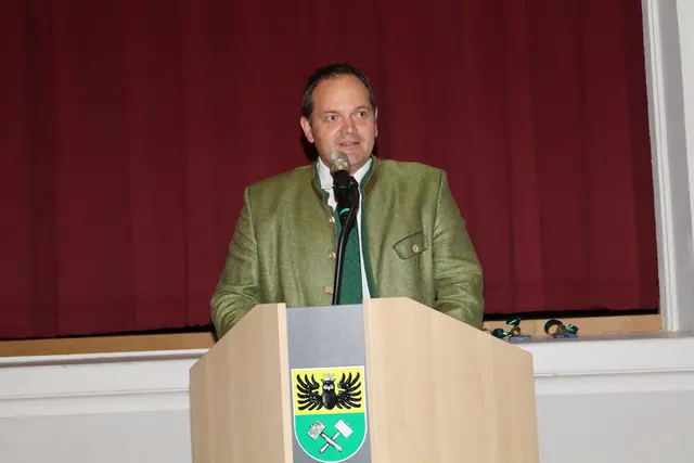 Bürgermeister Roman Neumann verlieh acht Urkunden mit dem Ligister Taler. | Foto: Cescutti