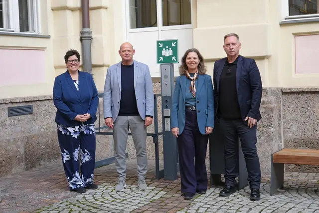 Ein barrierefreier Zugang ist eine zentrale Voraussetzung für die gleichberechtigte Teilnahme an Veranstaltungen. Im Bild (v. l.): Manuela Fuchs, Hannes Lichtner, Isolde Kafka und Gerhard Wieser vor einem barrierefreien Lift. | Foto: Land Tirol/Dorfmann