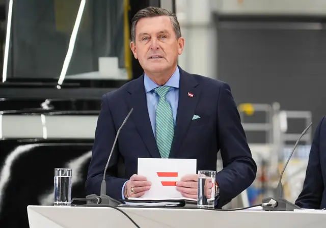 Der für den Luftverkehr zuständige Minister Peter Hanke (SPÖ) will die Flugabgabe loswerden. (Archiv) | Foto: Andreas Pölzl/MeinBezirk