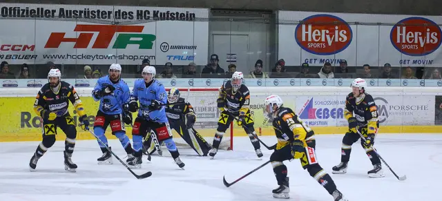 Kufstein (dunkel) gewann durch Tore von Hammerle und Pittl mit 2:1 über Kundl (hellblau). Den Treffer der Gäste erzielte Mackner. | Foto: Schwaighofer