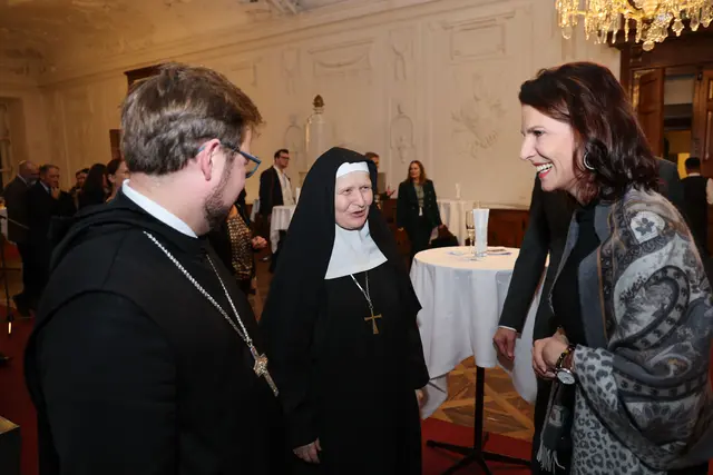 Landeshauptfrau Karoline Edtstadler mit Erzabt Jakob Auer und Äbtissin Veronika Kronlachner. | Foto: Land Salzburg/Franz Neumayr