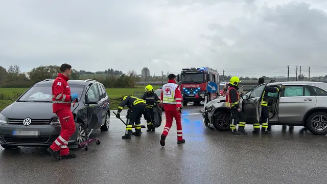Nach dem Verkehrsunfall auf der B122 bargen die Einsatzkräfte beide Fahrzeuge und reinigten die Unfallstelle. | Foto: DOKU-NÖ