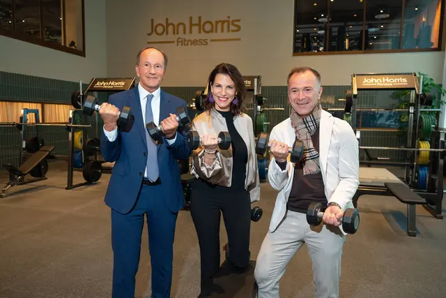 Greifen an: Ernst Minar, Karoline Edtstadler und Bernhard Auinger bei der Eröffnung von "John Harris" in der Stadt Salzburg.  | Foto: Andreas Tischler