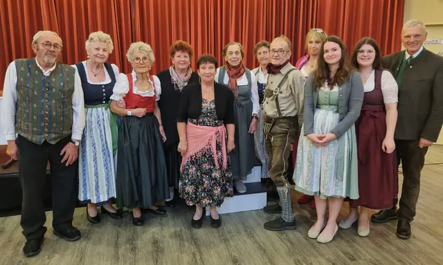 Von links: Johann Fuchsberger, Elisabeth Eibl, Sigrid Birgmann, Elfi Forsthuber, Eveline Püreschitz, Lisl Pollstätter, Katharina Fürböck, Wolfgang Hagen, Sabine Schmidhammer, Anna und Regina Haslinger (Geschwistermusi) und LAbg. Josef Schöchl. | Foto: Josef Schöchl
