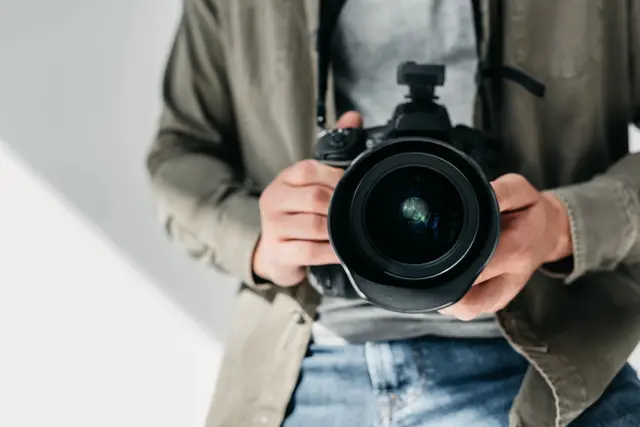 Der Fotoclub Ort freut sich über Besucher der Ausstellung. | Foto: Smarterpix/AllaSerebrina