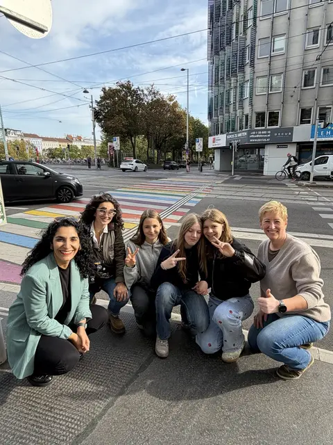 Bei der Friedensbrücke gibt's einen neuen, bunten Zebrastreifen.  | Foto: BV9