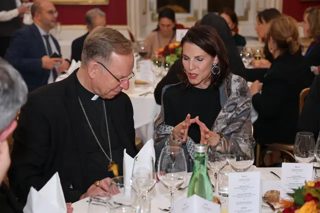 Landeshauptfrau Karoline Edtstadler mit Erzbischof Gintaras Grusas (Präsident des Rates der Europäischen Bischofskonferenzen).  | Foto: Land Salzburg/Franz Neumayr