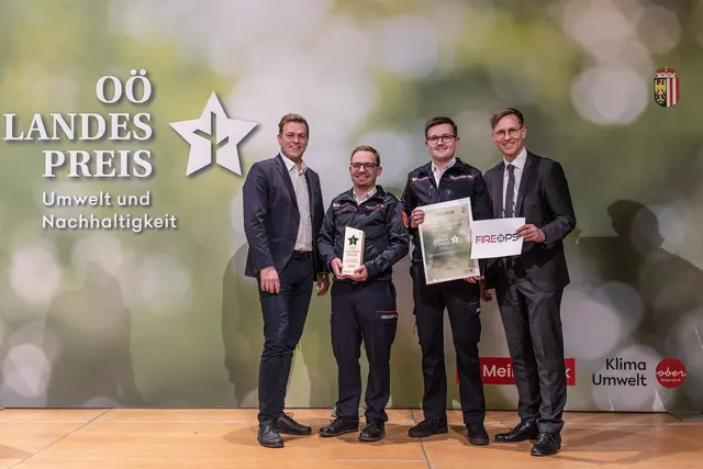 2024 erhielt man den Umweltpreis: Team FireOPS         FireOPS – Einsatzführung und Lagemanagement: Landesrat Stefan Kaineder, Michael Riegler (Bezirks Fachbeauftragter IT), Philipp Neuhauser, MeinBezirk OÖ-Chefredakteur Thomas Winkler. | Foto: Land OÖ/Tina Gerstmair