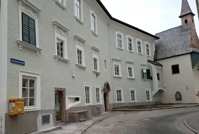 Der Dechanthof gegenüber der Stadtpfarrkirche. | Foto: Josef Wind