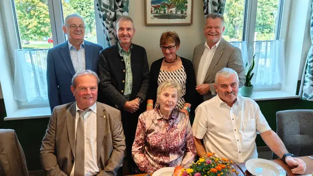 Stehend von links: Seniorenbund-Obmann Anton Flandorfer, Gemeindevertreter Adolf Pernold vom Bauernbund, Tochter Christine Zeiler und Bürgermeister Oskar Schmit. Sitzend von links: Sohn Erich Zeiler, Jubilarin Theresia Zeiler und Sohn Karl Zeiler. | Foto: Marktgemeinde Ladendorf