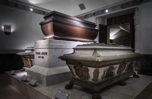 Die Sarkophage von Kaiser Franz Joseph, Kaiserin Elisabeth und Kronprinz Rudolf. | Foto: Robert Vanis/Wien.info