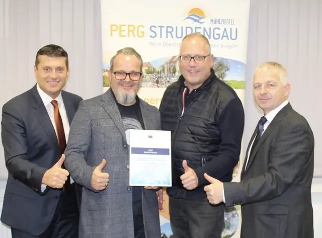 2019 gewann das Unternehmensentwicklungsprogramm einen Sonderpreis bei den "European Enterprise Promotion Awards" der Europäischen Kommission. Am Bild von links Leader-Geschäftsführer Manfred Hinterdorfer, die Unternehmer Alfred Pössenberger und Hubert Schlager vom Verein "comPEtenz" sowie Leader-Obmann Nikolaus Prinz. | Foto: Leader-Region Perg-Strudengau