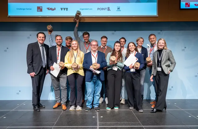 Verkehrslandesrat René Zumtobel (li.) und Julia Steiner von der Tirol Werbung (re.) gemeinsam mit den Vertreterinnen und Vertretern der sechs bestgereihten Projekte bei der Auszeichnung. | Foto: Land Tirol/Hörmann