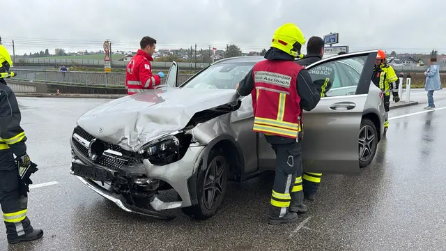 Drei Verletzte bei Unfall auf der B122: Nach der Kollision zweier Pkw bei Aschbach waren das Rote Kreuz und die Feuerwehr im Einsatz.
 | Foto: DOKU-NÖ