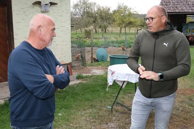 Heribert Engelbrecht übergab den Scheck an Johann Hackl. | Foto: Cescutti