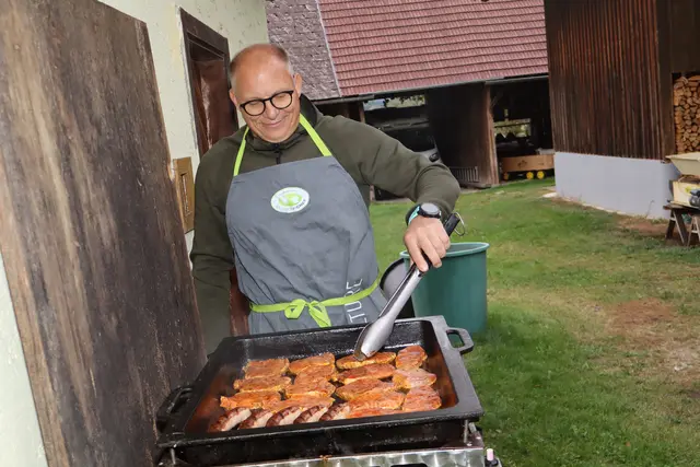 Heribert Engelbrecht zauberte Köstliches auf dem Grill. | Foto: Cescutti