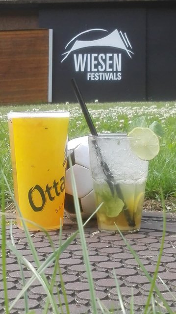 Cocktails, Fußball und Wohlfühlen: Am Festivalgelände in Wiesen
