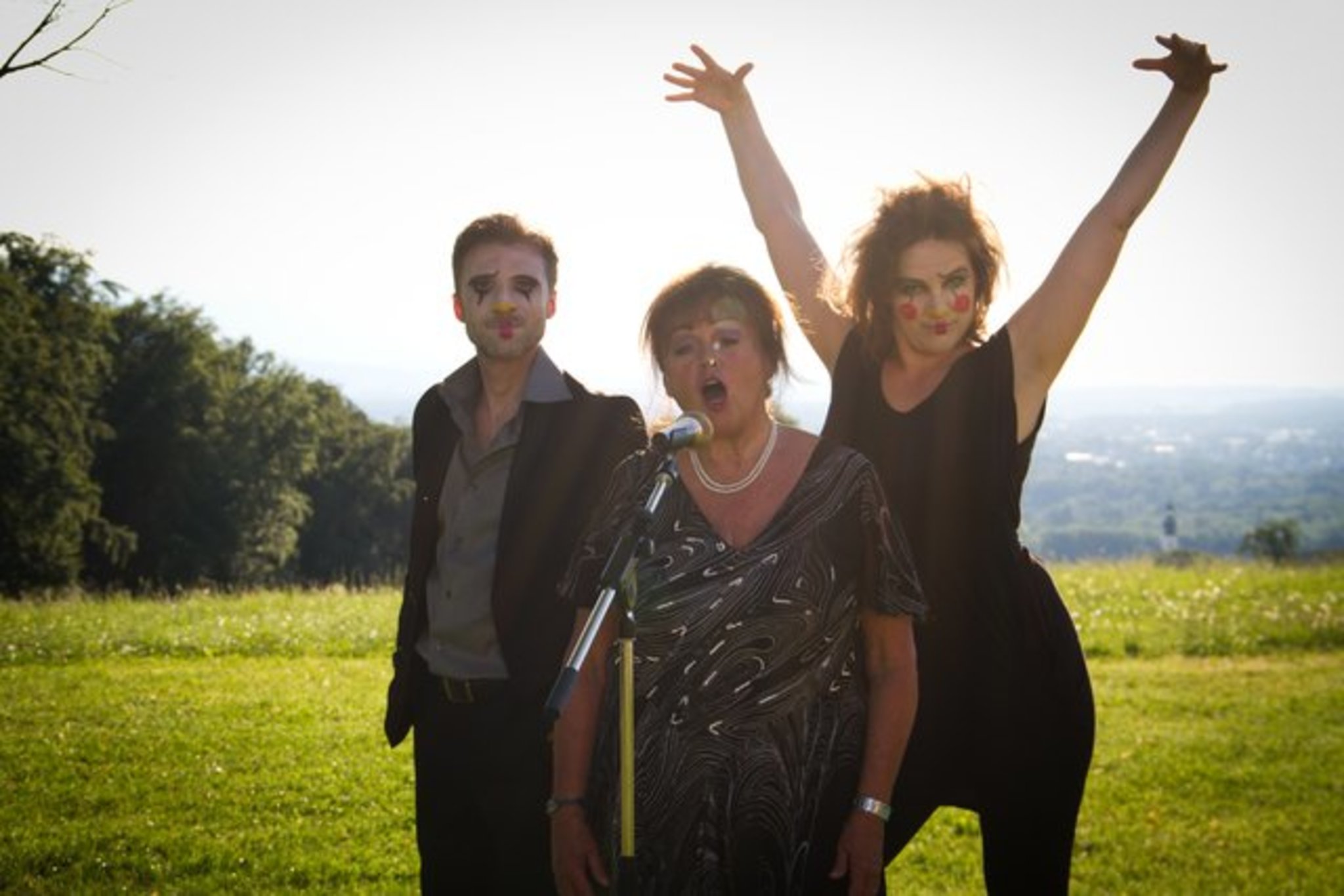 Voller Vorfreude mchte das Team von Kulturberg Schwanberg zwei um ein einziges Bhnenrequisit, eine groe Holztruhe treffen diese drei Kulturberg Schwanberg fr Genieer - rematesbancarios.com