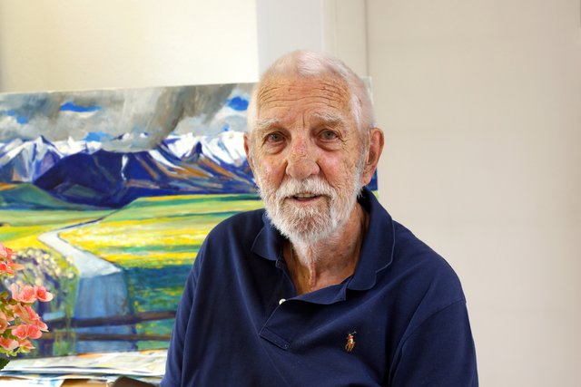 Maler und Bildhauer Prof. Elmar Kopp in seinem Atelier.