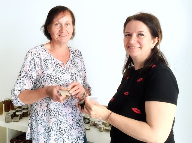 Elisabeth Maier (Kräuterexpertin) und Alexandra Polster (geprüfte Seifensiederin)
