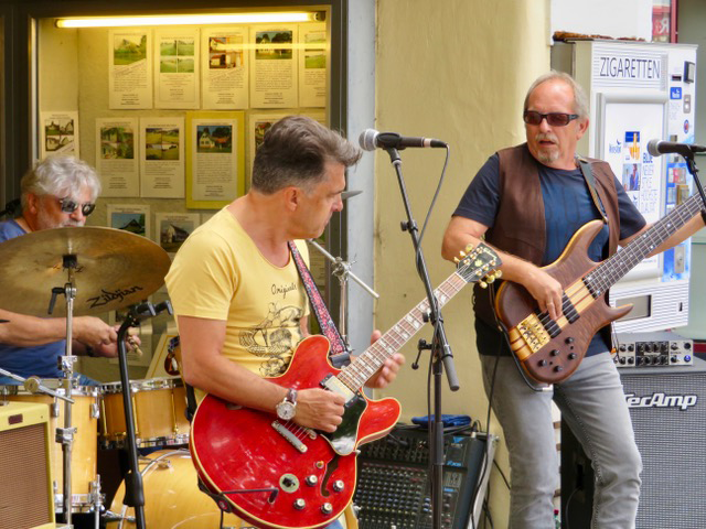 Bringen zum Brunch Ihre Gitarren mit, Gerald "Apfi" Strasser und Helmut Zettinig.
