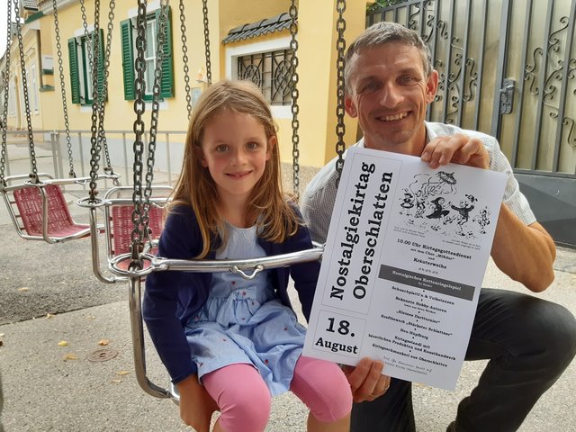 Beim Nostalgiekirtag in Oberschlatten am 18. August 2019 wird ein buntes Kirtagsprogramm für die ganze Familie geboten. Matea und Hubert Piribauer freuen sich schon auf den Kirtag - und natürlich besonders auf das nostalgische Kettenringelspiel.
Fotocredit: Martina Piribauer