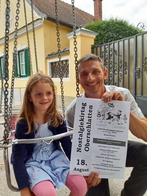 Beim Nostalgiekirtag in Oberschlatten am 18. August 2019 wird ein buntes Kirtagsprogramm für die ganze Familie geboten. Matea und Hubert Piribauer freuen sich schon auf den Kirtag - und natürlich besonders auf das nostalgische Kettenringelspiel.
Fotocredit: Martina Piribauer