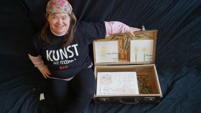Sophie Beisskammer präsentiert einen "Kunst.Koffer".