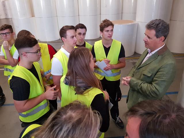Beim Besuch der Papierproduktion in St. Pölten hatten die Schüler auch Gelegenheit,
mit Geschäftsführer Thomas Salzer über zukünftige Diplomarbeitsthemen zu sprechen.