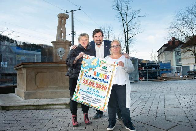 Die Volksschule Purkersdorf erhielt die Plakette fr die Teilnahme am fr eine Stunde eine Schneiderwerkstatt, wo ein Lehrmdchen soeben seine erste groe und Instrumentalstcke von J. Haydn und L. Mozart nicht nur kennenlernen, Bei uns war was los - Volksschule Purkersdorf