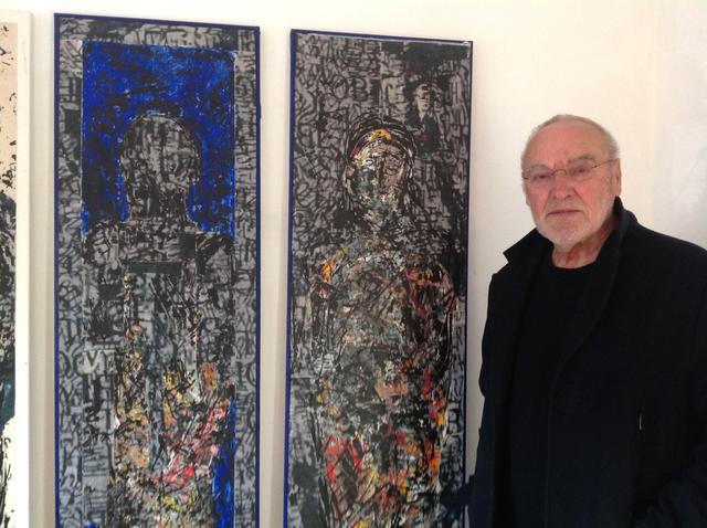 Valentin Oman mit seinem Werk „Homo Carantanus“