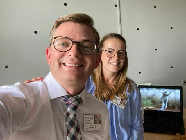 Das Ehepaar Satlauer aus Wien-Strebersdorf, einer der 3 Gemeinden in Floridsdorf, machte 2020 während des virtuellen Vortrages „Jehovas Schöpfung gibt uns Gründe zur Freude – faszinierende Tiere“ ein Erinnerungsfoto, das sie nach den Vorträgen als Grußbotschaft versendeten. „Obwohl jede Familie das Programm für sich verfolgte, fühlten wir uns doch alle vereint“, erzählt Doris Satlauer, „wir werden auch dieses Jahr jeden Teil genießen!“