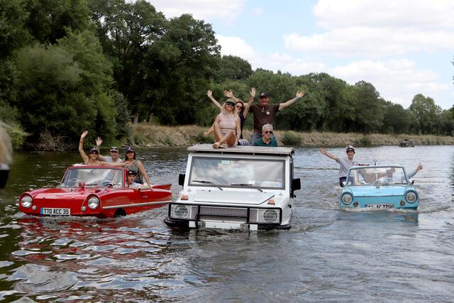 Rund 50 Amphibienfahrzeuge stechen von 1. bis 6. August 2021 jeden Tag vom Hafen Kasten (Gemeinde Vichtenstein) für Tagesausflüge entlang der Donau in See.