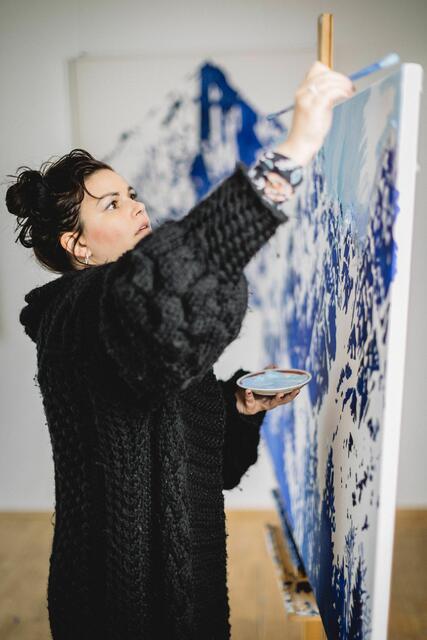 Neben ihrer Malerei widmet sich Hannah Philomena Scheiber auch der Textil- und Keramikkunst. | Foto: Franz Preschern