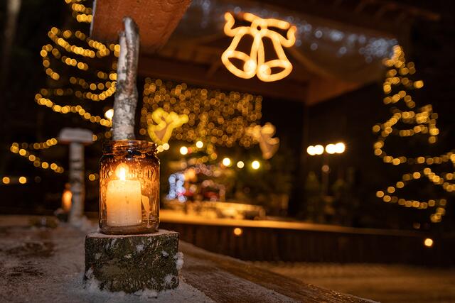 Tausend Lichter, etliche Standl, Live-Adventmusik und mehr hat die Waldweihnacht 2022 am Baumkronenweg in Kopfing zu bieten. | Foto: Baumkronenweg