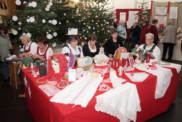 Die Goldhaubengemeinschaft Unteres Innviertel lädt am 19./20. und am 26./27. November 2022 zum 16. Innviertler Advent im und rund um das Schloss Sigharting. | Foto: Goldhauben Unteres Innviertel