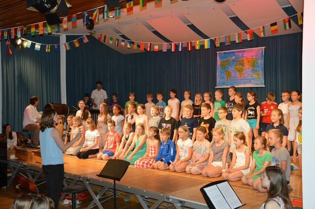 Aufführungen und Tanz der Andorfer Volksschule