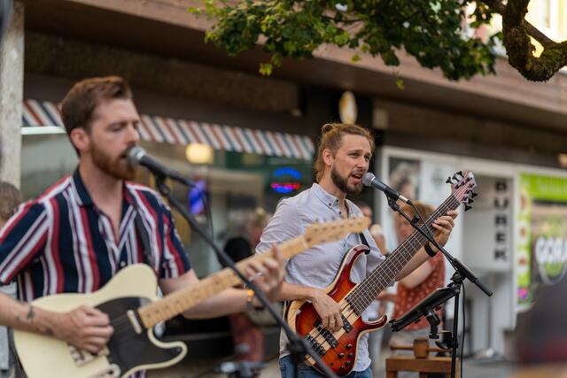 Um die stimmungsvolle Atmosphäre zu untermalen und den Besuchern ein unvergessliches Erlebnis zu bieten, bieten drei Stationen entlang der Straße Livemusik verschiedener Bands. | Foto: photoartmila