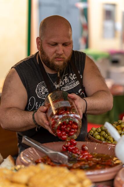 Neben den Weinen wird auch mit einer Vielzahl von kulinarischen Schmankerln für das leibliche Wohl der Besucher gesorgt. | Foto: photoartmila