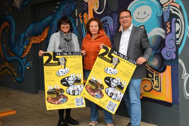 Stadträtin für Freizeit, Jugend und Generationen Elisabeth Asanger, BA, Claudia Bruckner (Leiterin A-Toll) und Bürgermeister Christian Haberhauer.
 | Foto: Stadt Amstetten