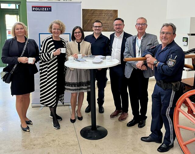 Foto (OV Mauer): Bildungsstadträtin Doris Koch, Kaufm. Direktorin Regina Bauer, Landesrätin Christiane Teschl-Hofmeister, Wolfgang Fehringer, Ortsvorsteher Manuel Scherscher, Pflegedirektor Gerhard Leonhartsberger, Franz Henikl im Landesklinikum Mauer. | Foto: Thomas Leitsberger