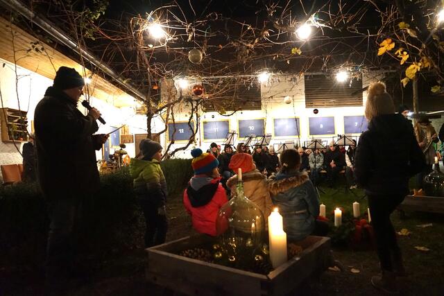 24 kunstvoll gestaltete Fenster von Schulen, Kindergärten, Familien und Künstlern schmücken den Innenhof und erstrahlen jeden Abend von 16:30 bis 20:00 Uhr. | Foto: Schloffer