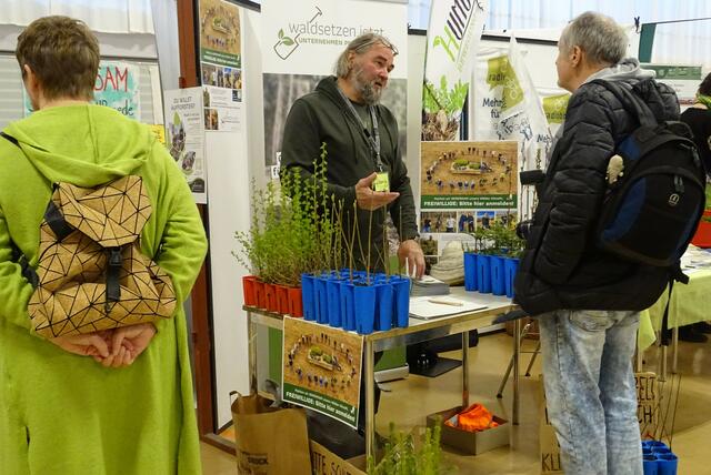 Ferry Kammerer bei der Mitmach-Konferenz in Schrems am Stand der Initiative „Waldsetzen.jetzt“, die auch in Waidhofen/Thaya wieder vertreten sein wird | Foto: Ulrich Küntzel
