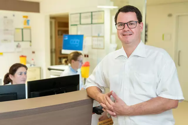 Primar Dr. Dominik Hackl ist Leiter der Abteilung für Allgemein- und Viszeralchirurgie am Klinikum Schärding. | Foto: OÖG