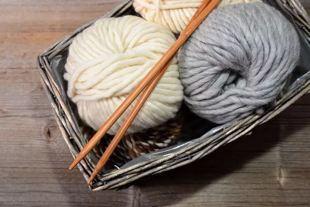 1. St. Martiner Wollstube - gemeinsam häkeln, sticken oder stricken.  | Foto: PantherMedia/simsonne