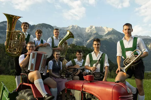 Lederhosen, Traktoren, Musik und viel gute Laune sind beim Lederhosenfest in Völs zu erwarten. | Foto: privat