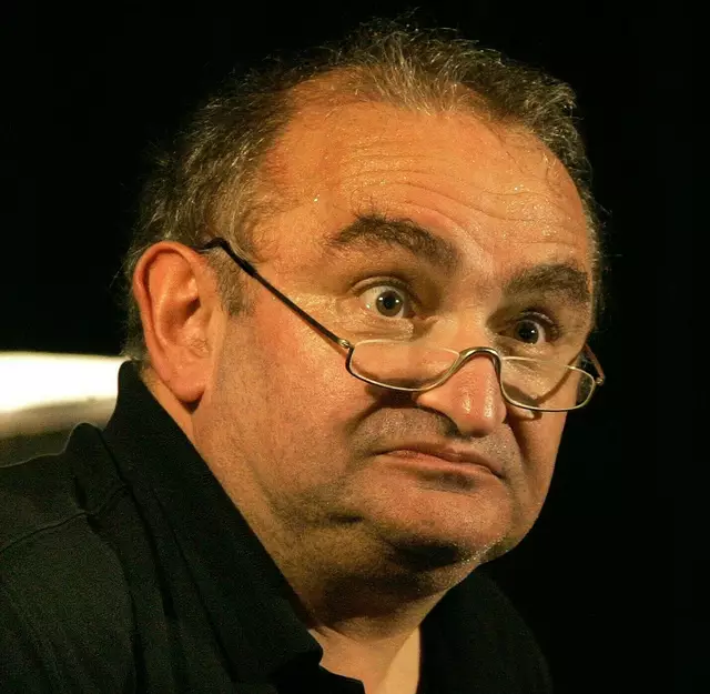 Sigi Zimmerschied, das Urgestein des bayerischen Kabaretts und bekannt aus TV-Hits wie „Tatort“ und den „Eberhofer-Krimis“, bringt sein brandneues Programm „Krise, Krise, Krise“ zu den Salzach Festspielen. | Foto: Salzach Festspiele/Sigi Zimmerschied