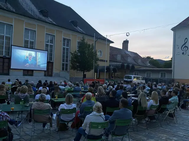 Die MeinBezirk-Sommerkinos vor dem Bärnbacher Volkshaus erfreuen sich immer wieder großer Beliebtheit. | Foto: Stadtgemeinde Bärnbach